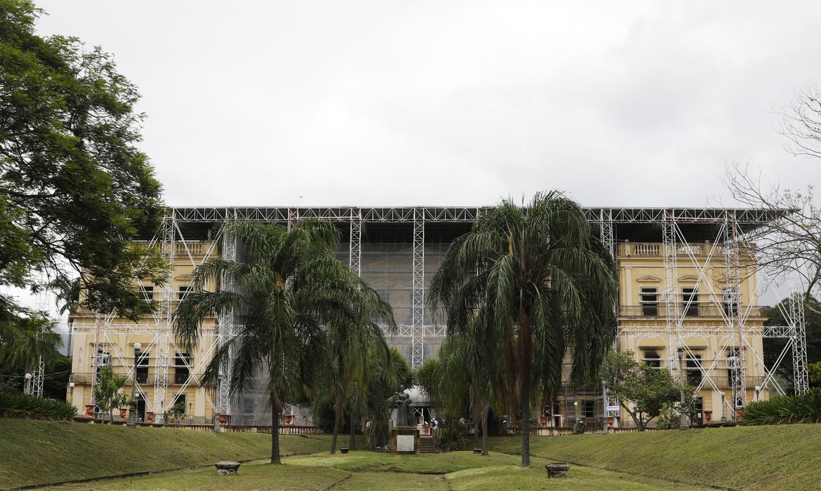Telhado e fachada do Museu Nacional, que pegou fogo em 2018, começam a ser restaurados